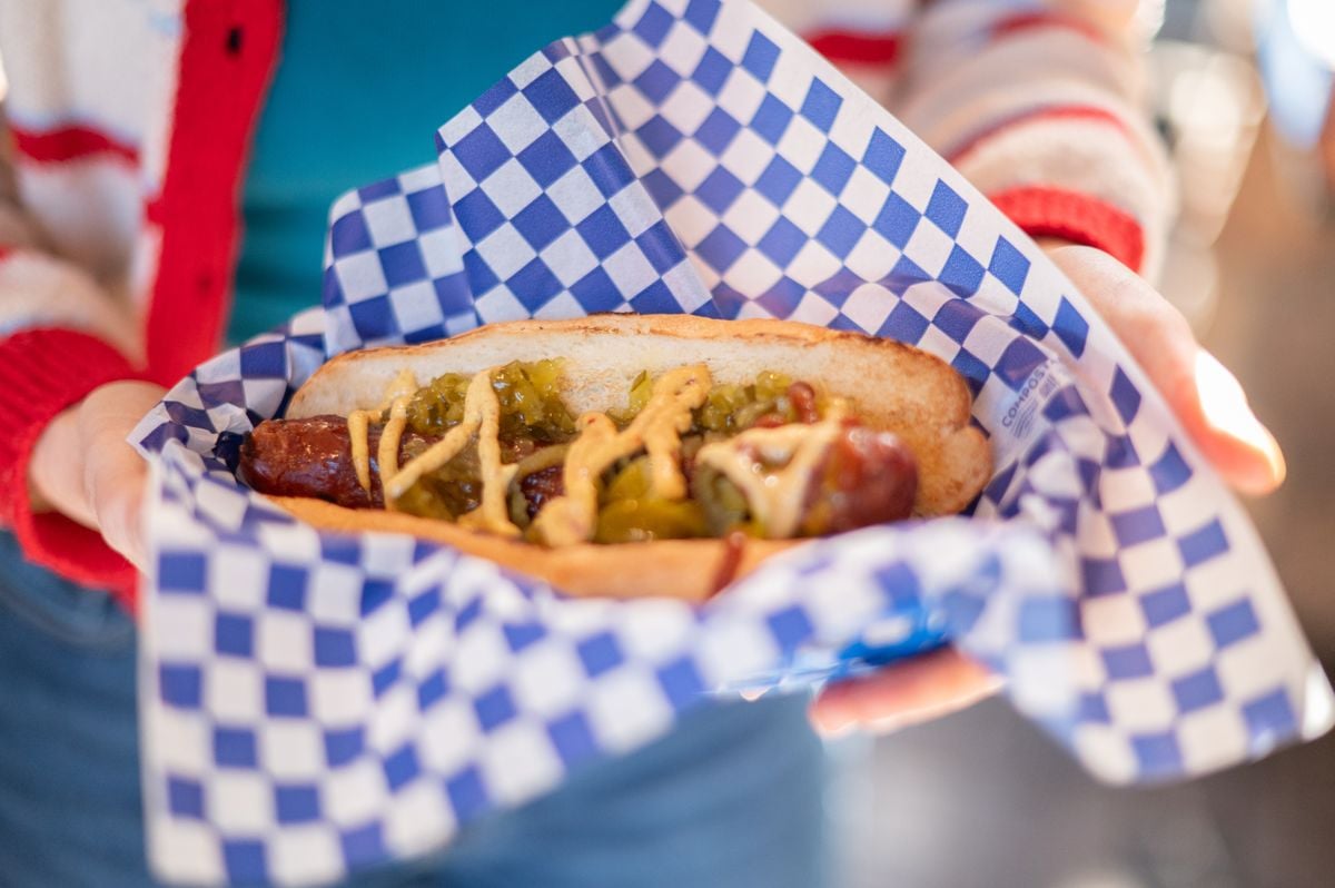 Bavarian bratwurst with condiments at München Haus